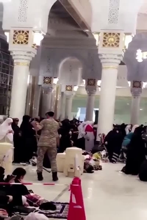 شاهد رد فعل رجل الأمن في الحرم المكي عند تسرب المياه